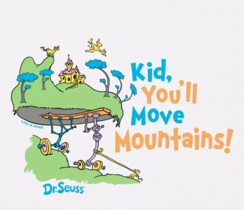 Tekening bij de tekst Kid You'll Move Mountains: jongen die een vrolijke groene berg op wielen achter zich aan trekt
