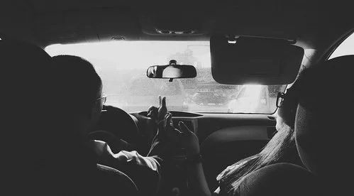 2 mensen in een auto: 10 dingen waar nog een woord voor nodig is