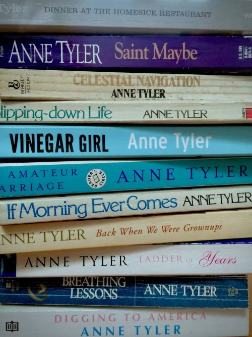 Stapel boeken van Anne Tyler:zij geeft vaak woorden aan onbenoemde gevoelens