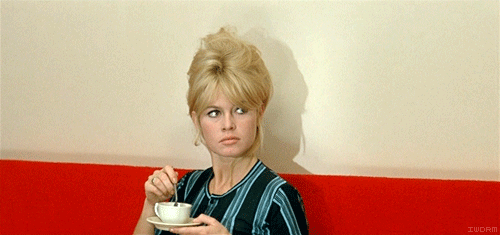 Brigitte bardot roert koffie 